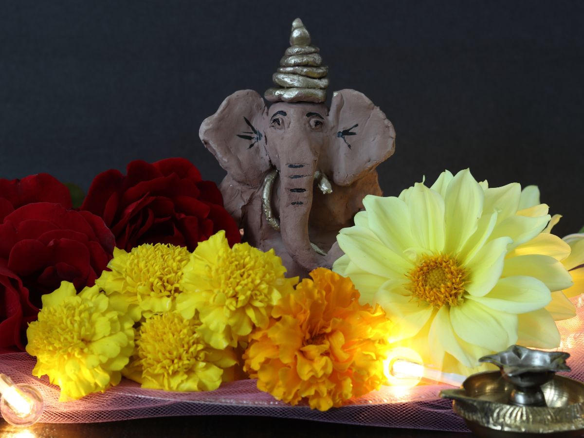 Simple & Eco-Friendly Ganapati Decoration Ideas With Flowers, Leaves & Plants To Try at Home